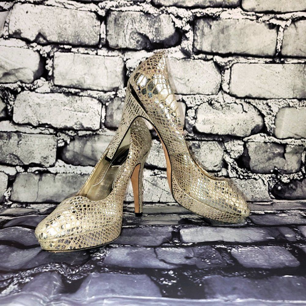 White House Black Market cream silver metallic snakeskin Heels